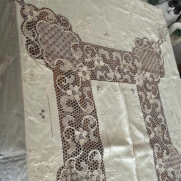 Vintage Tan Crochet and Cotton Rectangular Table Cloth with 12 napkins - Picture 6 of 17